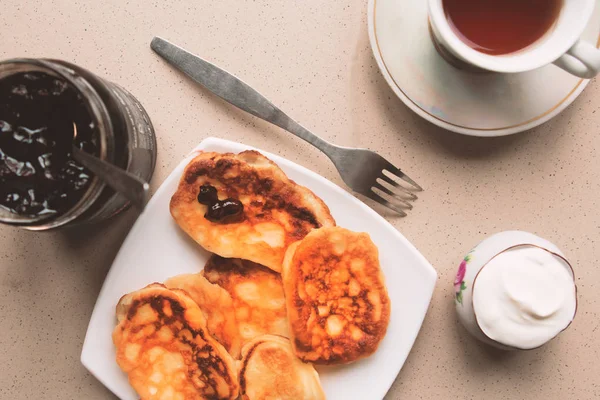 甜自制煎饼和茶杯 顶视图 — 图库照片