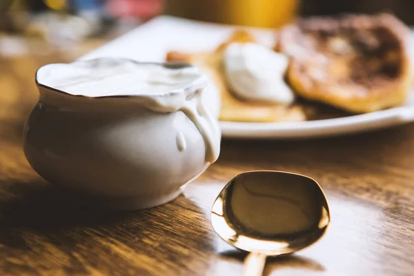 Sou Grädde Skål Och Pannkakor — Stockfoto