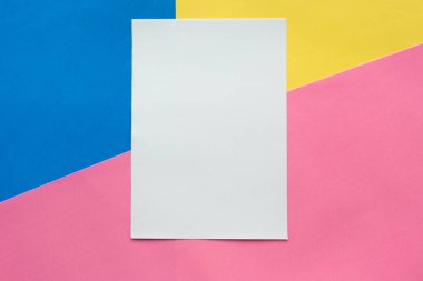 Mavi, sarı ve pembe kağıt arka planda beyaz model boş