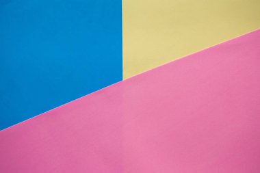 Mavi, pembe ve sarı geometrik pastel kağıtlar.