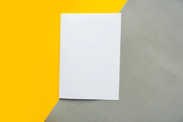Livro Branco Branco Sobre Fundo Papel Cinza Amarelo — Fotografia de Stock