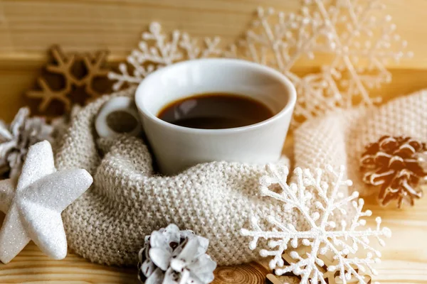 Weiße Kaffeetasse Und Weihnachtsdekoration Auf Holzgrund Schöne Weihnachtsgrußkarte — Stockfoto