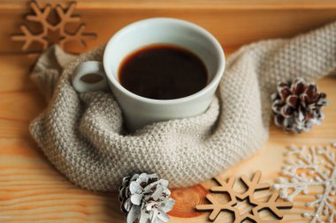 Ahşap arka planda kahve fincanı ve Noel süslemeleri. Mutlu Noeller ve mutlu yıllar.