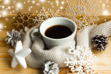 Noel kompozisyonu. Ahşap arka planda kahve fincanı ve Noel süslemeleri. Mutlu Noeller ve mutlu yıllar.