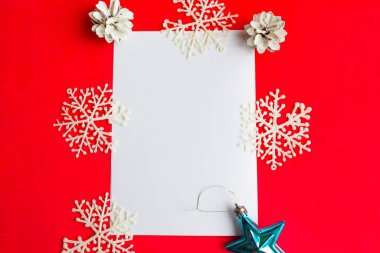 Beyaz model boş ve parlak kırmızı arka planda noel süslemeleri. Düz konum, üst görünüm, kopyalama alanı. Mutlu Noeller ve mutlu yıllar. Güzel Xmas tebrik kartı, banne