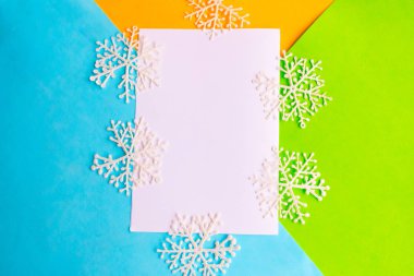 Beyaz, boş, parlak mavi ve yeşil arka planda noel süslemeleri. Düz konum, üst görünüm, kopyalama alanı. Mutlu Noeller ve mutlu yıllar. Güzel Xmas tebrik kartı, bayrak