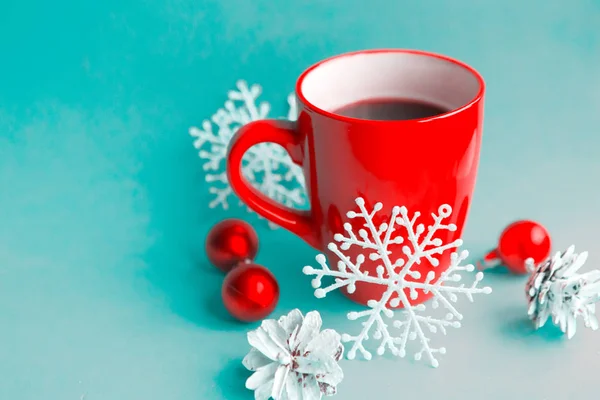 Rote Kaffeetasse Und Weihnachtsdekoration Auf Blauem Hintergrund Schöne Weihnachtsgrußkarte — Stockfoto