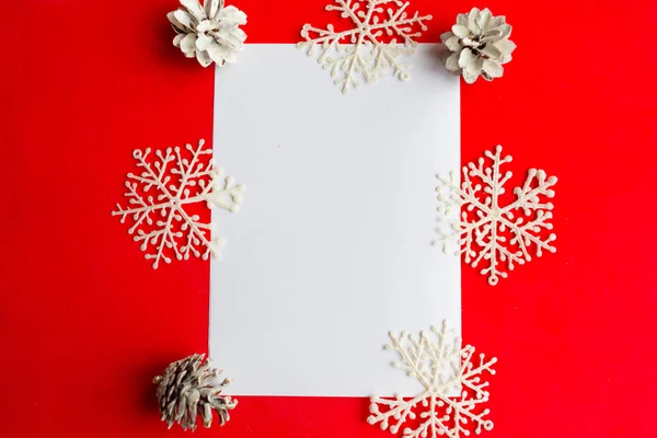 Λευκό Μακιγιάρισμα Κενό Και Χριστουγεννιάτικα Στολίδια Έντονο Κόκκινο Φόντο Επίπεδο — Φωτογραφία Αρχείου