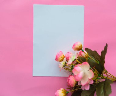 Beyaz, boş ve pembe arka planda bir buket çiçek. Sevgililer Günü, Anneler Günü ya da Kadınlar Günü tebrik kartı