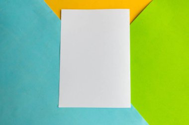 Geometrik mavi, yeşil ve sarı arkaplanda beyaz model boş