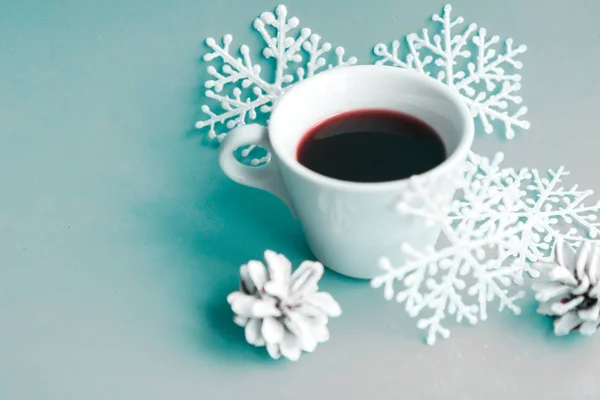 Кофейная Чашка Рождественские Украшения Синем Фоне Новым Годом Рождеством — стоковое фото