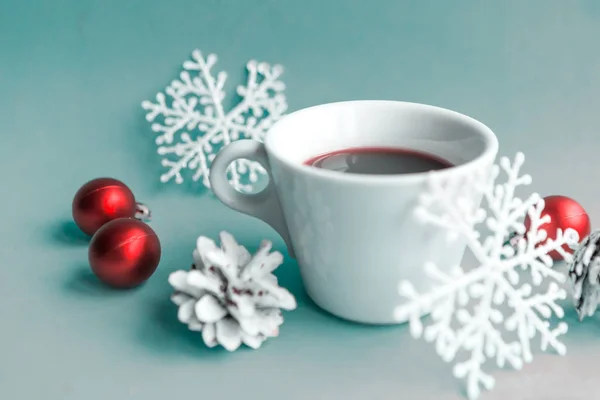 Kaffeetasse Und Weihnachtsdekoration Auf Blauem Hintergrund Frohe Weihnachten Und Ein — Stockfoto