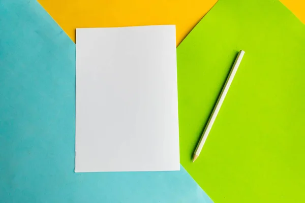 Bianco Mockup Bianco Matita Sfondo Geometrico Blu Verde Giallo — Foto Stock