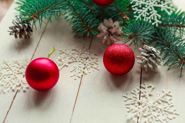 Χριστουγεννιάτικα Μπιχλιμπίδια Και Κλαδιά Ελάτης Λευκό Ξύλινο Φόντο Χριστουγεννιάτικη Κάρτα — Φωτογραφία Αρχείου