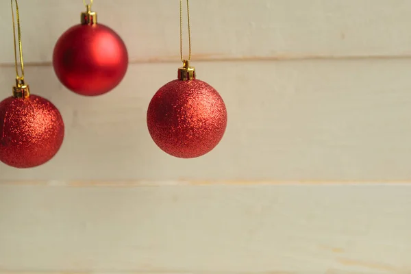 Três Bolas Vermelhas Natal Fundo Madeira Espaço Para Cópia Natal — Fotografia de Stock