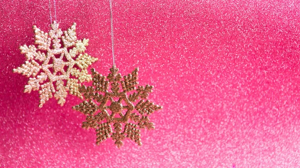 Дві Різдвяні Сніжинки Срібні Прикраси Рожевий Блиск Фону — стокове фото