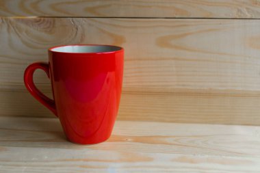 Ahşap arka planda kırmızı kahve fincanı, kopyala