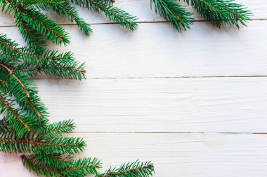 Ahşap arka planda ladin dalları