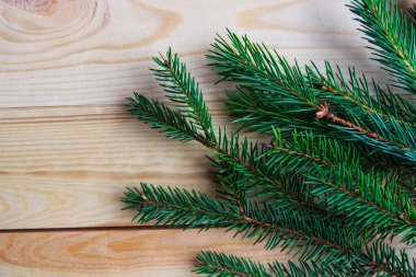 Ahşap arka planda ladin dalları