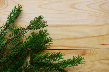 Ahşap arka planda doğal ladin dalları. Düz konum, üst görünüm, kopyalama alanı