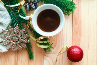 Noel kompozisyonu - düz yatılı fotograf kahve fincanı ve ağaç dalları ahşap arka planda, üst manzara