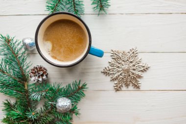 Noel kompozisyonu, beyaz ahşap arka planda kahve fincanı ve ladin dalları. Düz yerde, üst tarafta. Mutlu Noeller ve mutlu yıllar.