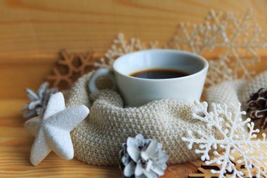 Noel kompozisyonu. Ahşap arka planda kahve fincanı ve Noel süslemeleri. Mutlu Noeller ve mutlu yıllar.