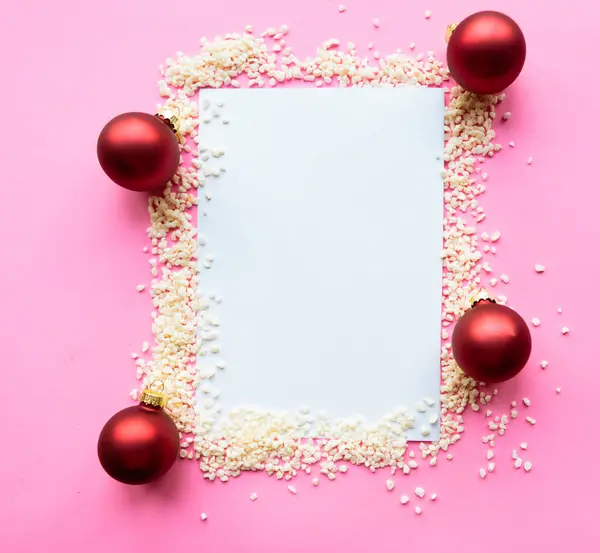 Λευκό Mockup Κενό Χριστουγεννιάτικες Διακοσμήσεις Ροζ Φόντο — Φωτογραφία Αρχείου