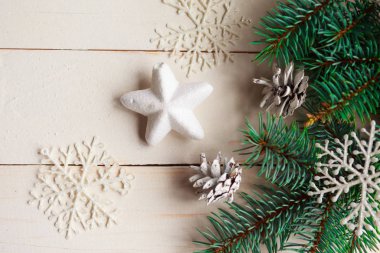 Noel ağacı ve ahşap zemin süslemeleri ile Noel kompozisyonu, düz döşeme, üst görünüm, kopyalama alanı