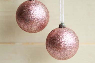 İki pembe Noel balosu, ışıltılı arka plan. Uzayı kopyala Noel tebrik kartı.