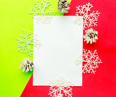 Beyaz, boş ve parlak kırmızı ve yeşil arka planda noel süslemeleri. Düz konum, üst görünüm, kopyalama alanı. Mutlu Noeller ve mutlu yıllar. Güzel Xmas tebrik kartı, bayrak