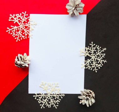 Geometrik kırmızı ve siyah arazi üzerinde beyaz ve beyaz kar taneleri. Düz konum, üst görünüm, kopyalama alanı. Mutlu Noeller ve mutlu yıllar. Güzel Xmas tebrik kartı, bayrak