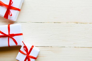 Noel hediye kutuları ahşap zemin, düz zemin, üst görünüm, kopyalama alanı