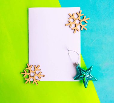 Beyaz, boş, parlak mavi ve yeşil arka planda noel süslemeleri. Düz konum, üst görünüm, kopyalama alanı. Mutlu Noeller ve mutlu yıllar. Güzel Xmas tebrik kartı, bayrak