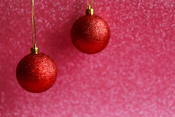 Duas Bolas Vermelhas Natal Fundo Brilhante Espaço Para Cópia Natal — Fotografia de Stock