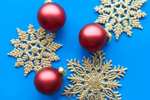Cartão Saudação Natal Bolas Vermelhas Flocos Neve Prata Fundo Azul — Fotografia de Stock