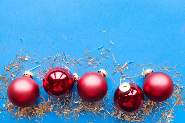 Cartão Saudação Natal Bolas Vermelhas Fundo Azul Brilhante Flat Lay — Fotografia de Stock