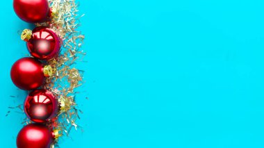 Parlak mavi arka planda kırmızı takılar. Düz konum, üst görünüm, kopyalama alanı. Xmas tebrik kartı