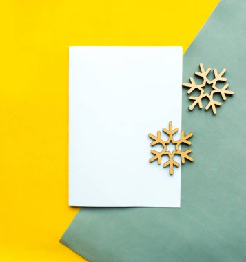 Geometrik gri ve sarı arkaplanda boş bir Noel modeli selamlaması