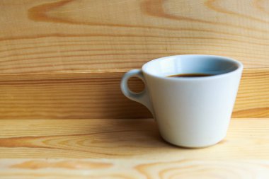 Ahşap arka planda beyaz kahve fincanı