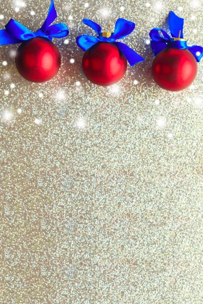 Three Red Balls Blue Bows Silver Background Top View Merry — Stock Photo, Image