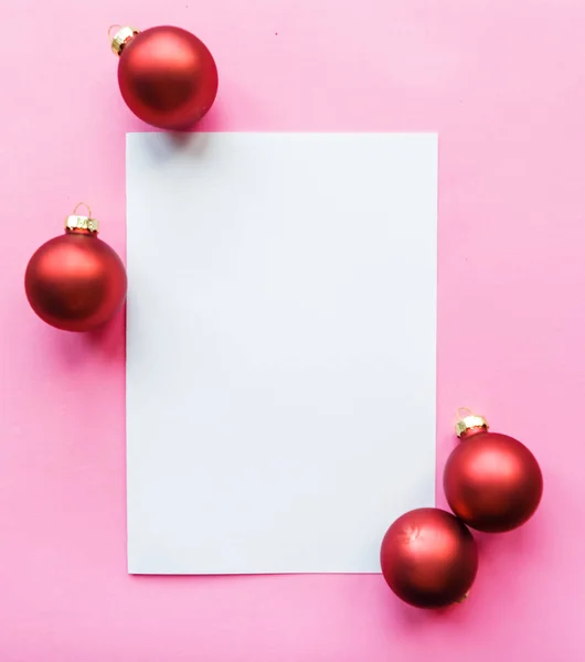 Χριστουγεννιάτικη Σύνθεση Λευκό Μακιγιάρισμα Χαιρετισμό Κενό Και Κόκκινο Μπιχλιμπίδια Ροζ — Φωτογραφία Αρχείου