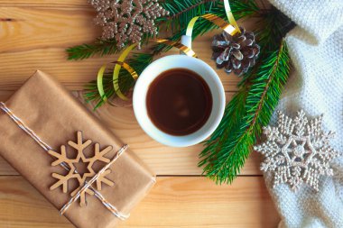 Noel kompozisyonu: Düz yatay fotoğraf, kahve fincanı ve ahşap arka planda Noel süslemeleri.