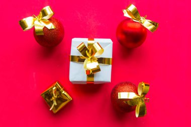 Parlak kırmızı arka planda altın kurdeleli üç kırmızı top. Düz konum, üst görünüm, kopyalama alanı, pankart