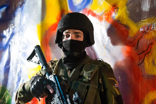 Minsk Vitryssland Oktober 2019 Porträtt Ung Man Mask Med Pistol — Stockfoto