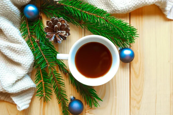 Weihnachtskomposition Flaches Foto Mit Kaffeetasse Und Weihnachtsdekoration Auf Holzgrund — Stockfoto