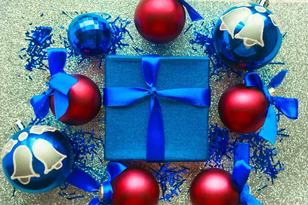 Χριστουγεννιάτικη Σύνθεση Κουτί Δώρου Και Κόκκινα Μπιχλιμπίδια Ασημί Φόντο Επίπεδο — Φωτογραφία Αρχείου