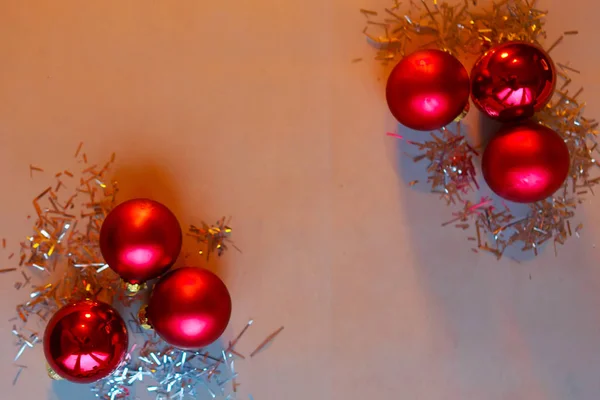 Weihnachtskugeln Auf Grauem Papier Hintergrund Flache Lage Draufsicht Kopierraum Künstliches — Stockfoto