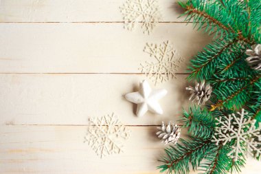 Beyaz ahşap kaplamalı ladin dalları. Noel ya da Yeni Yıl konsepti