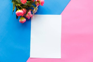 Pembe ve mavi arka planda Beyaz Model Anneler Günü tebrik kartı. Metin için alanı kopyala